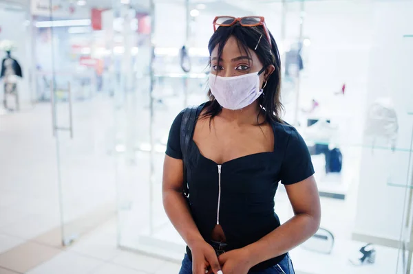 Mujer Afroamericana Que Usa Mascarilla Médica Protectora Facial Para Protegerse — Foto de Stock