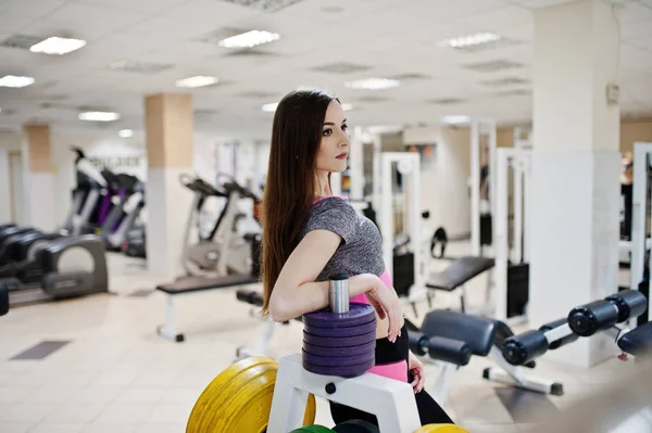 Sexy mit Brünette im Fitnessstudio Sexy mit Brünette im Fitnessstudio