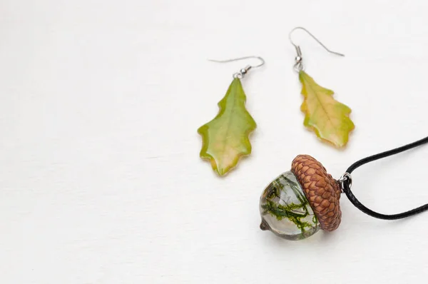 Handgjorda epoxi harts smycken. Oak leaf örhängen. hänge ekollon. — Stockfoto
