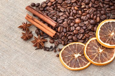 keten kumaş üzerine kahve kompozisyon