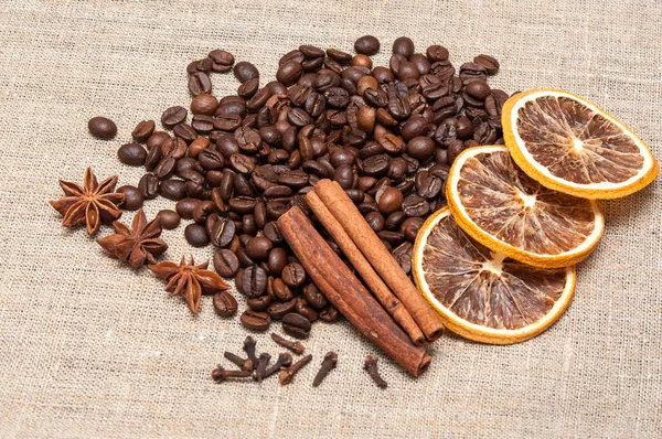 keten kumaş üzerine kahve kompozisyon