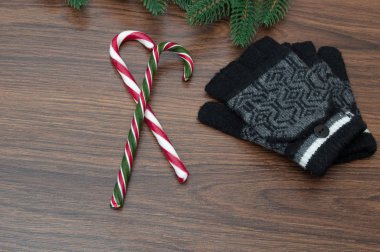 Noel kompozisyon. Yeni yıl. şeker kamışı. ahşap arka plan üzerinde.