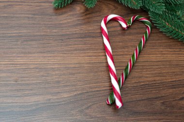 şeker kamışı. Noel kompozisyon. Yeni yıl. ahşap arka plan üzerinde.