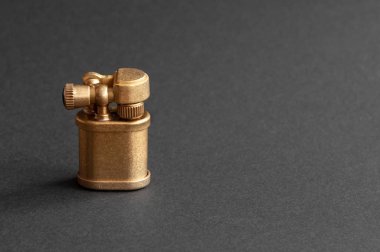 Eski benzin çakmağı. Siyah arka planda izole edilmiş. yazıtlar için yer.