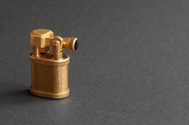 Eski benzin çakmağı. Siyah arka planda izole edilmiş. yazıtlar için yer.