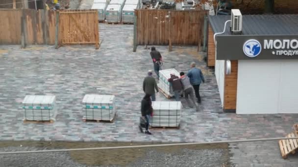 Jalan Khlebnaya Kota Zhytomyr Ukraina 2019 Pembangun Menyeret Beban Paving — Stok Video