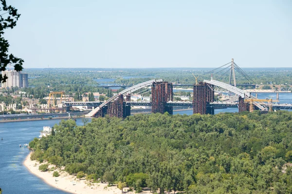 Ukrayna, Kiev şehri, 24.07.2012: Dinyeper Nehri üzerinde Podolsk-Voskresensky köprüsü inşaatı. manzara