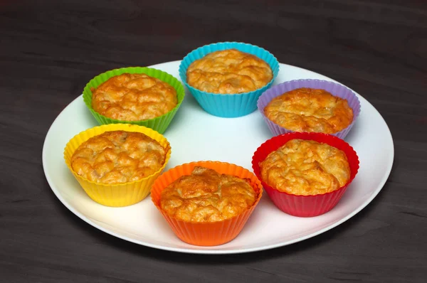 Muffins Peixe Tartarugas Coloridas Arco Íris Prato Fundo Madeira Preta — Fotografia de Stock