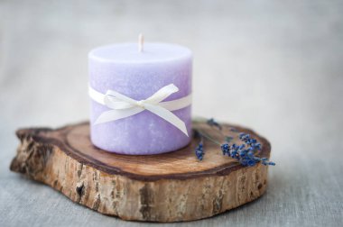 mor mum. keten arkaplanda