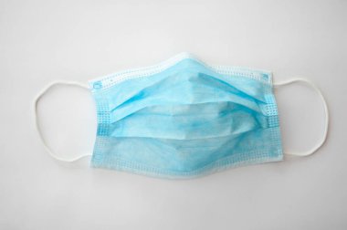 Koruyucu tıbbi maske. Gri arka planda izole. Salgın COVID-19