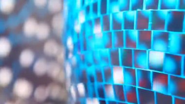 çok renkli ışık yeşilimsidir ve yansıtılmış disko taşaklarını yansıtır