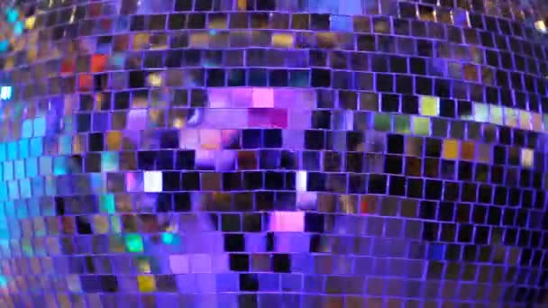 Luz multicolor brilla y se refleja en las bolas de disco espejadas — Vídeos de Stock