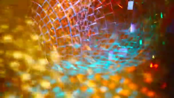 Multicolored light shimmers and reflects off the mirrored disco balls — ストック動画