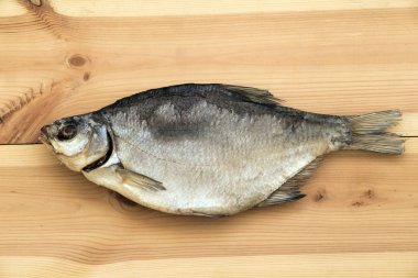 Açık ahşap tahta üzerinde kurutulmuş balık