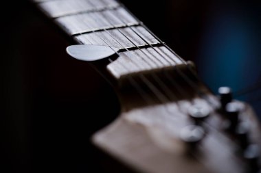 gitar fretboard, dizeleri ve arabulucu - 