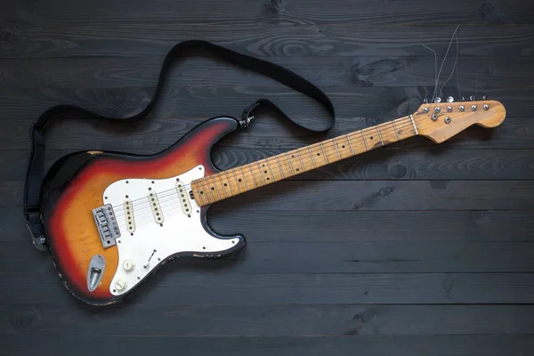 Vintage gitar siyah tonda ahşap tahta üzerinde