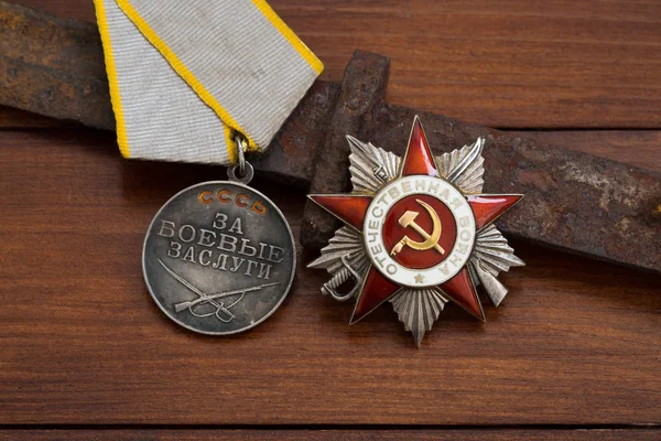 Ritka szovjet katonai kitüntetések vintage háttérrel. Becsületrend és Hazafias Háború Érdemrend — Stock Fotó