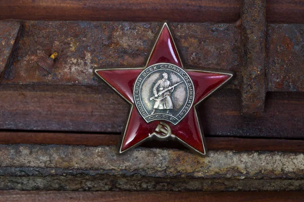 Seltene sowjetische Militärauszeichnungen auf historischem Hintergrund. Roter Stern — Stockfoto