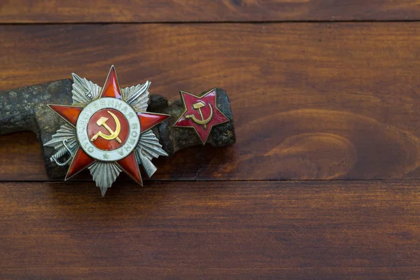 Ritka szovjet katonai kitüntetések vintage háttérrel. Hazafias háborús rend és vörös katonai csillag. — Stock Fotó