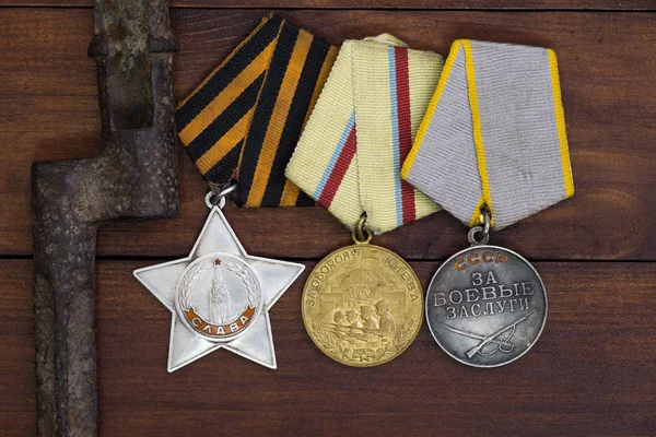 Prêmios militares soviéticos raros em fundo vintage. Medalha de serviço de combate, defesa de Kiev e glória Ordem. — Fotografia de Stock