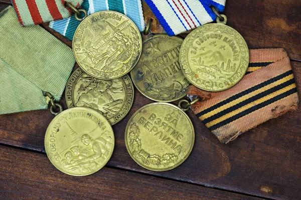 Coleção de raros prêmios militares soviéticos em fundo vintage. — Fotografia de Stock