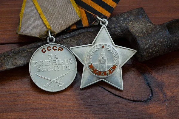 Prêmios militares soviéticos raros em fundo vintage. Medalha de serviço de combate e ordem de glória — Fotografia de Stock