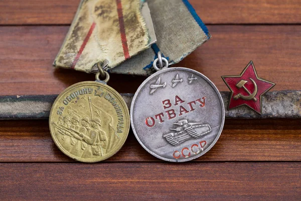 Rares récompenses militaires soviétiques sur fond vintage. Médaille d'honneur et médaille de la défense de Stalingrad. — Photo