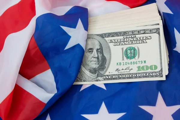 Dollar eingehüllt in die US-Flagge — Stockfoto