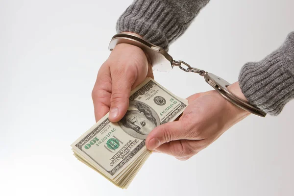 Kelepçeli el banknotlar tutarak