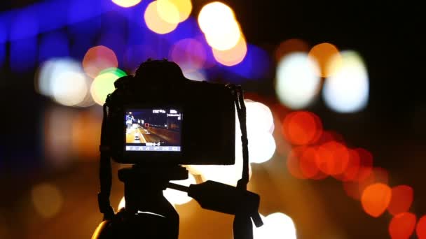 Câmera Digital Filmando Noite Tráfego Cidade Imagens Vídeo — Vídeo de Stock