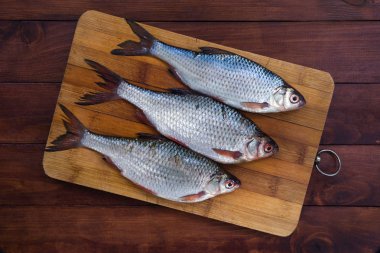 Ahşap artalanları taze roach balık