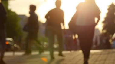 İnsanlar akşam şehir yürüyor. Bulanık ve hızlandırılmış video.