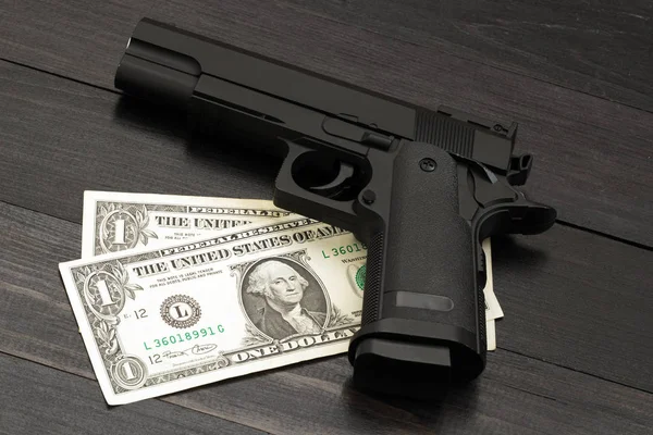 Schwarze Pistole auf Banknoten. — Stockfoto