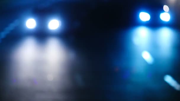 Vista nocturna. Coches con luces encendidas al girar la carretera. Fondo de transporte urbano . — Vídeo de stock
