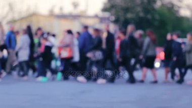 İnsanlar kalabalık karşıdan karşıya geçerken. Bulanık görüntüleri.