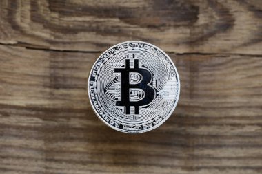 ahşap arka plan üzerinde gümüş bitcoin 