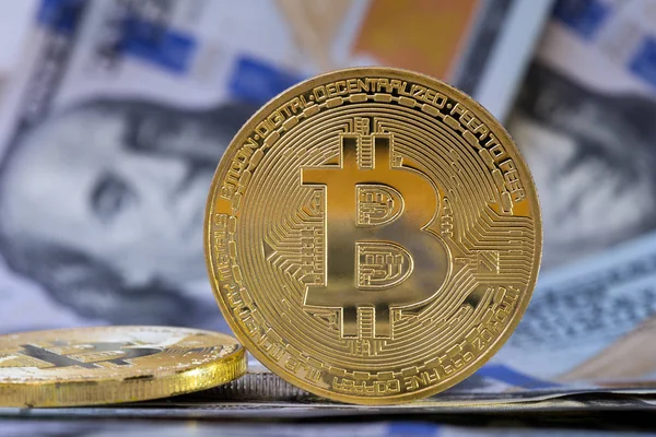 Golden metal bitcoin on currency background — Stock Photo, Image