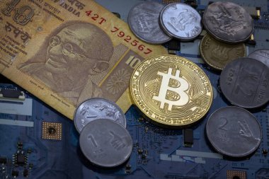 Altın bitcoin ve Hint Rupisi para bir Sunta.