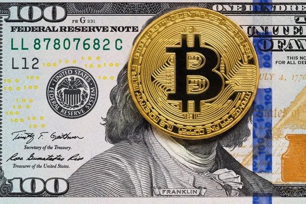 Yüz yüz dolarlık banknot bitcoin ile kaplı. Anonim ödeme kavramı.