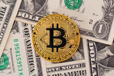 Bir dolar faturaları zemin üzerine altın metal bitcoin
