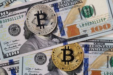 Yüz yüz dolar faturaları bitcoin ile kaplı. Anonim ödeme kavramı.