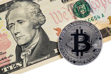 gümüş metal bitcoin ve on dolarlık banknot