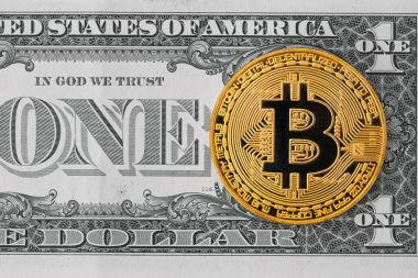Altın metal bitcoin ve bir dolarlık banknot