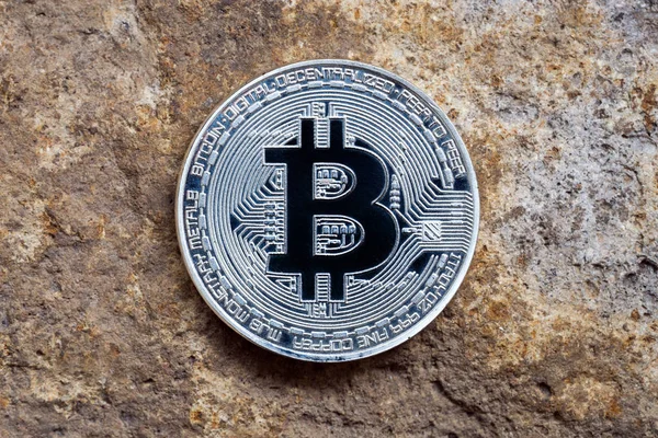 Srebrny bitcoin na powierzchni kamienia. — Zdjęcie stockowe