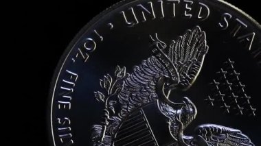 Gümüş dolar para siyah arka plan üzerine kartal döndürme