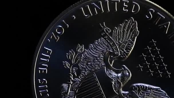 Moneda Plata Dólar Con Rotación Águila Sobre Fondo Negro — Vídeo de stock