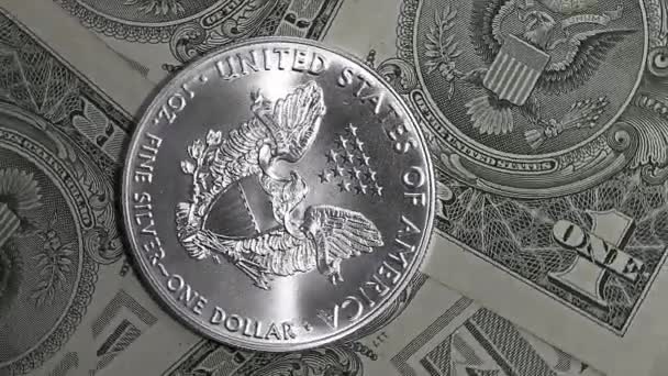 Silver Dollar Mynt Och Dollar Räkningar Bakgrunden — Stockvideo