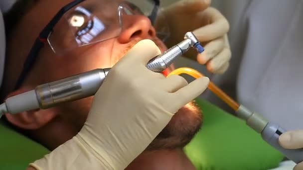 Стоматолог робить процедуру пацієнту — стокове відео