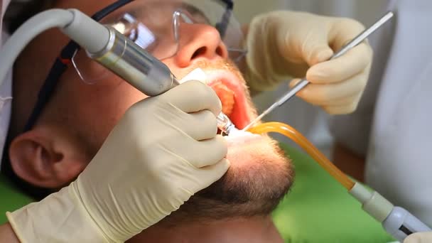 Dentista hace que el procedimiento un paciente — Vídeo de stock