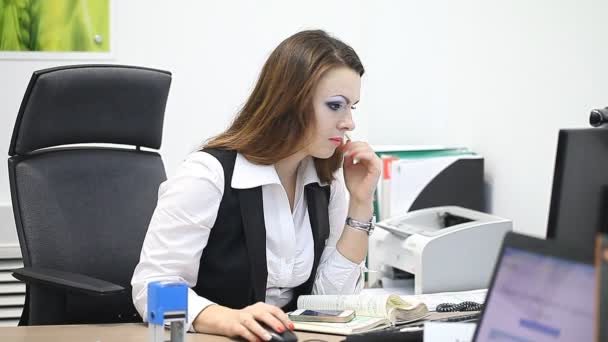 Молодая девушка на рабочем месте в офисе или банке — стоковое видео